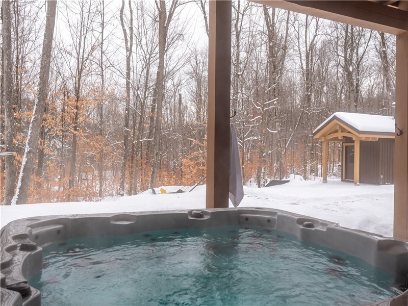 Grand Foret Villa | 5700 sq.ft Luxury Chalet | Hot Tub, Firepit & Pool Table | Pet-Friendly | 3279071