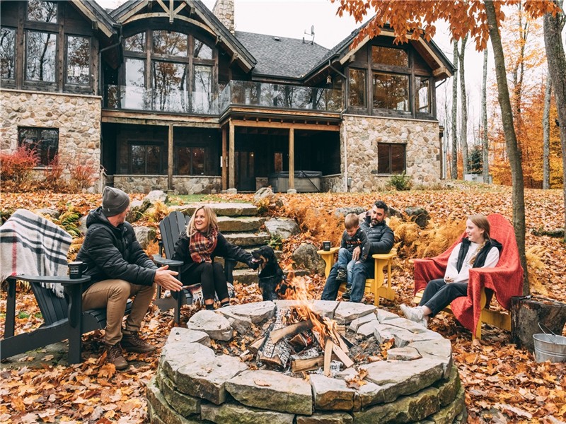 Grand Foret Villa | 5700 sq.ft Luxury Chalet | Hot Tub, Firepit & Pool Table | Pet-Friendly | 3279071