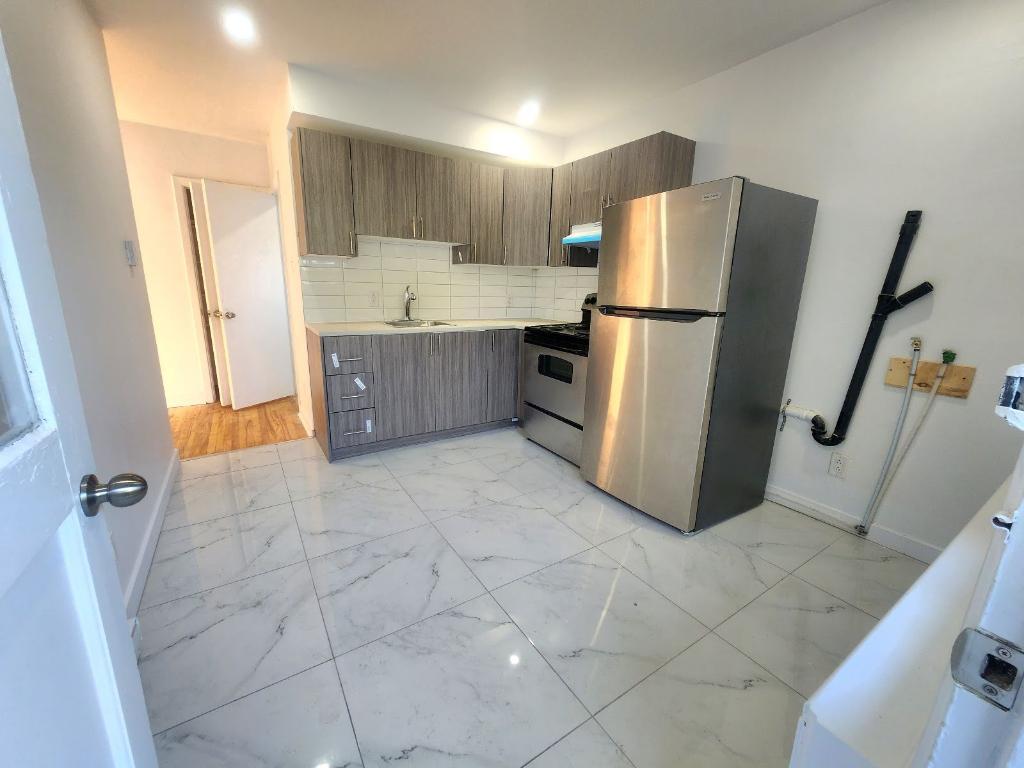 **Because You Deserve Renovated 4 1/2 TOP FLOOR, Ville Emard, Monk ** | 3279149