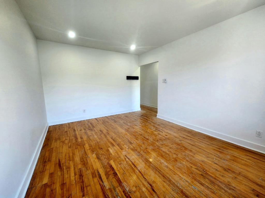 **Because You Deserve Renovated 4 1/2 TOP FLOOR, Ville Emard, Monk ** | 3279149