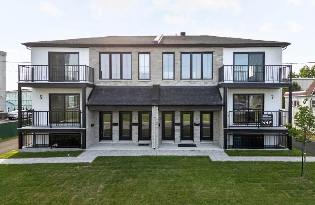 Superbe 5 ½ neuf 2025 – Spacieux 1318 pi² – Rez-de-chaussée – Wifi + stationnement inclus | 3279170