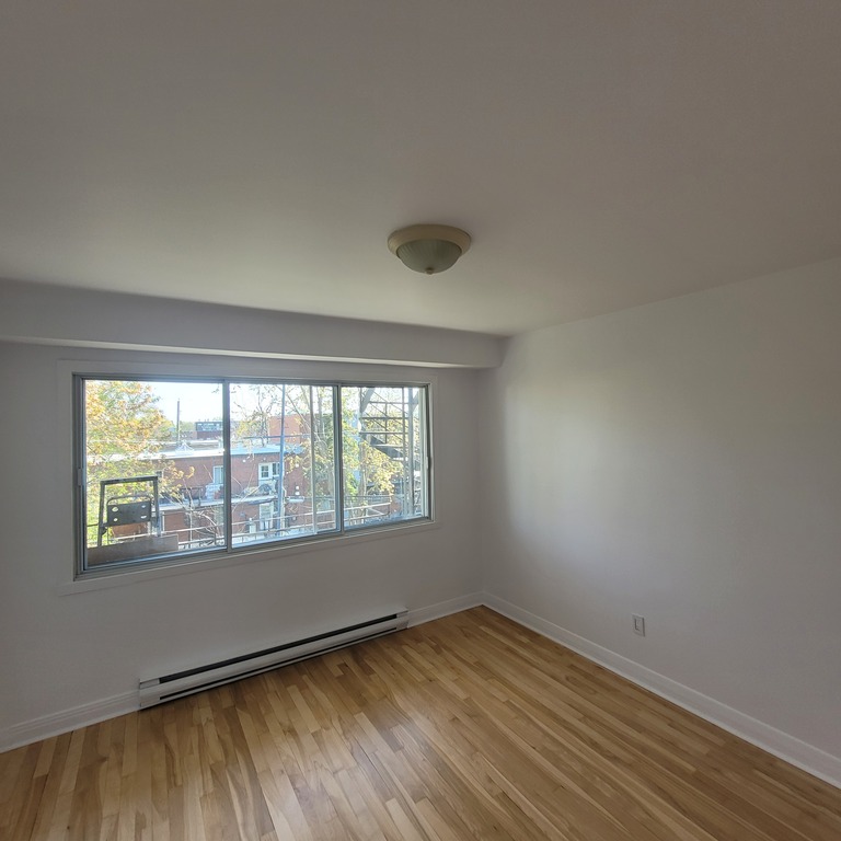 Grand 4 ½ Ensoleillé, Rénové, Disponible | 3280472