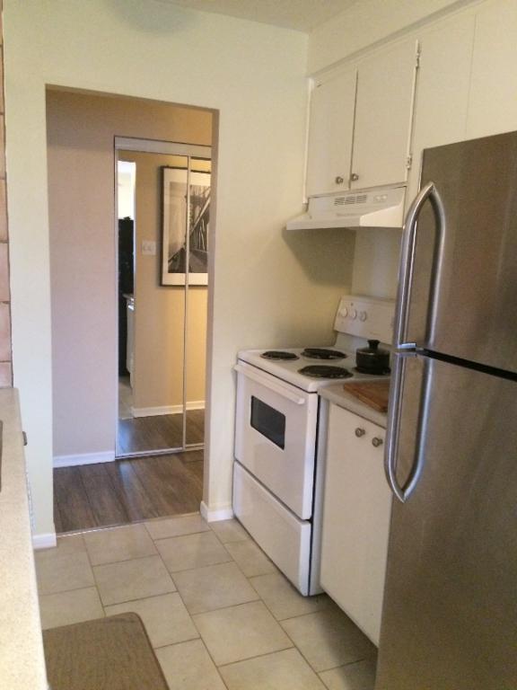 ** TRÈS GRAND 4 1/2 ** CHAUFFÉ INCLUS ** 1 er ÉTAGE ** AVEC BALCON ET PORTE PATIO +À VOIR+ 450-664-7578 | 3281652