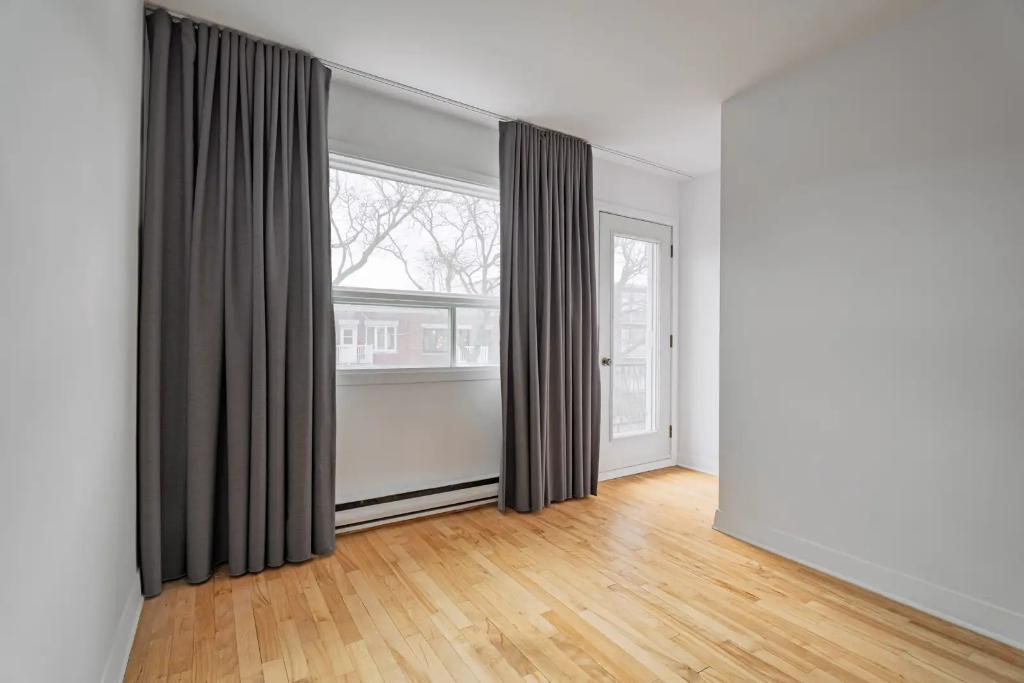 Grand 3 ½ rénové, lumineux, tout inclus Rosemont (English Msg-fllow) (Rosemont) | 3282445