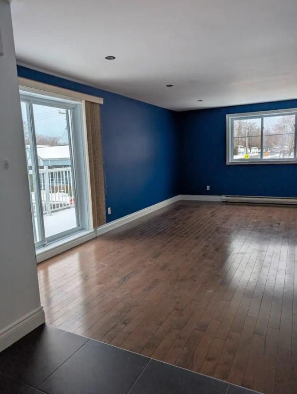 Loue grand 4/1/2 Laval 1278 pc bus et métro cartier à proxi 1 Sdb baig +dou 2 chamb Électros inclus immeuble de 3 log quartier residentiel | 3282557