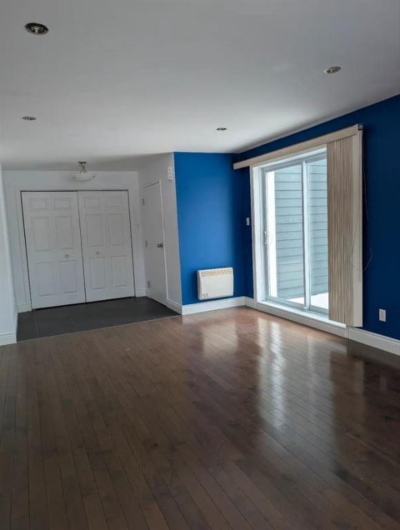 Loue grand 4/1/2 Laval 1278 pc bus et métro cartier à proxi 1 Sdb baig +dou 2 chamb Électros inclus immeuble de 3 log quartier residentiel | 3282557