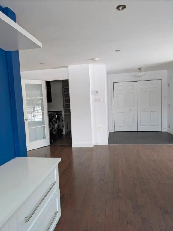 Loue grand 4/1/2 Laval 1278 pc bus et métro cartier à proxi 1 Sdb baig +dou 2 chamb Électros inclus immeuble de 3 log quartier residentiel | 3282557