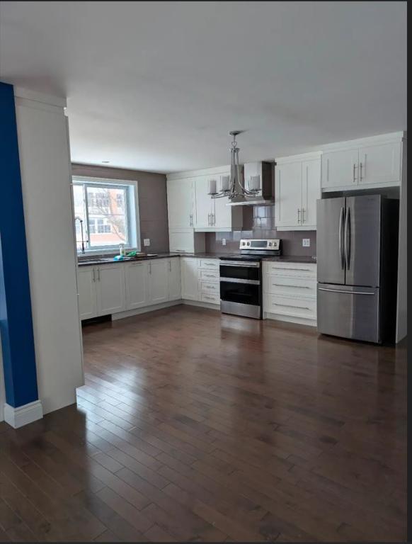 Loue grand 4/1/2 Laval 1278 pc bus et métro cartier à proxi 1 Sdb baig +dou 2 chamb Électros inclus immeuble de 3 log quartier residentiel | 3282557