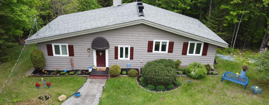 CHALET À LOUER LAURENTIDES - Retraite nature & télétravail | 3 chambres | Foyer | BBQ | Sainte-Anne-des-Lacs | 3283459