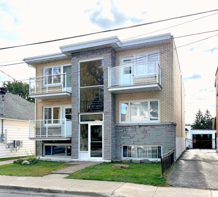 4 1/2 -LAVAL - 5 mn Métro CARTIER - Haut de Triplex | 3283329