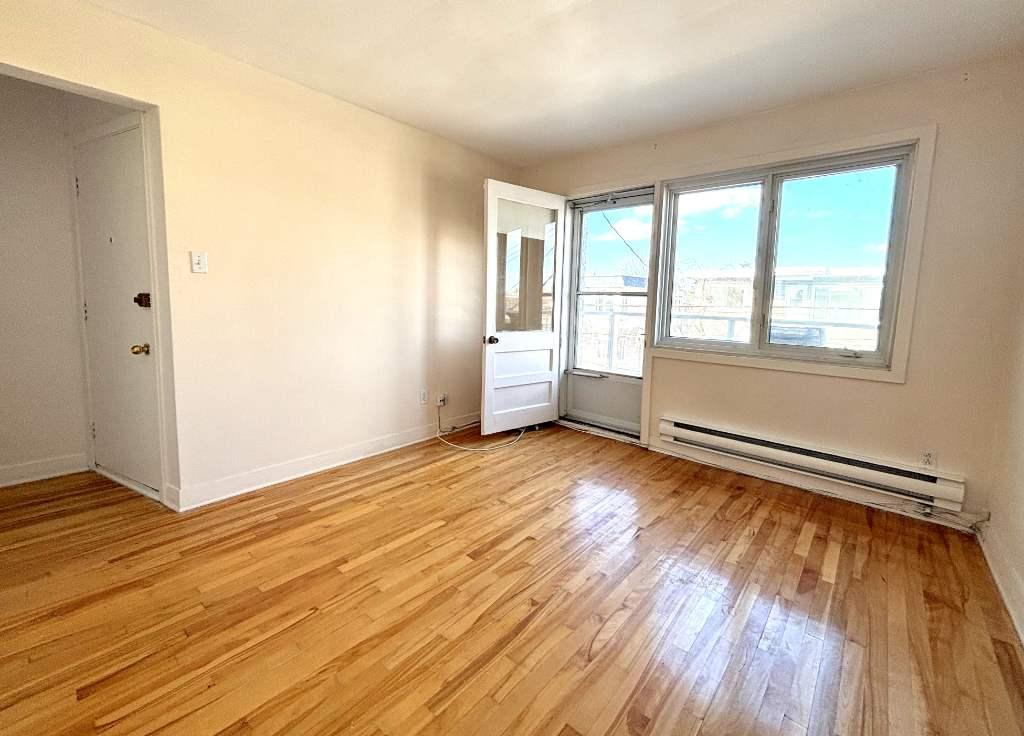 4 1/2 -LAVAL - 5 mn Métro CARTIER - Haut de Triplex | 3283329