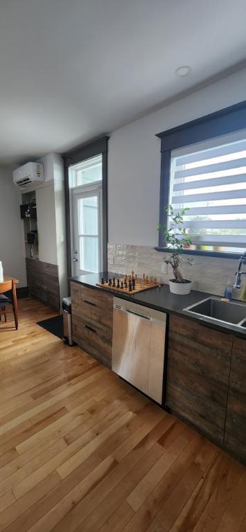 Logement à louer au coeur de Villeray Lumineux 5 1/2 au 3e étage, 2 chambres, 2 salles de bain, 2 balcons, climatisé, couchers de soleil, 5 électros | 3283447
