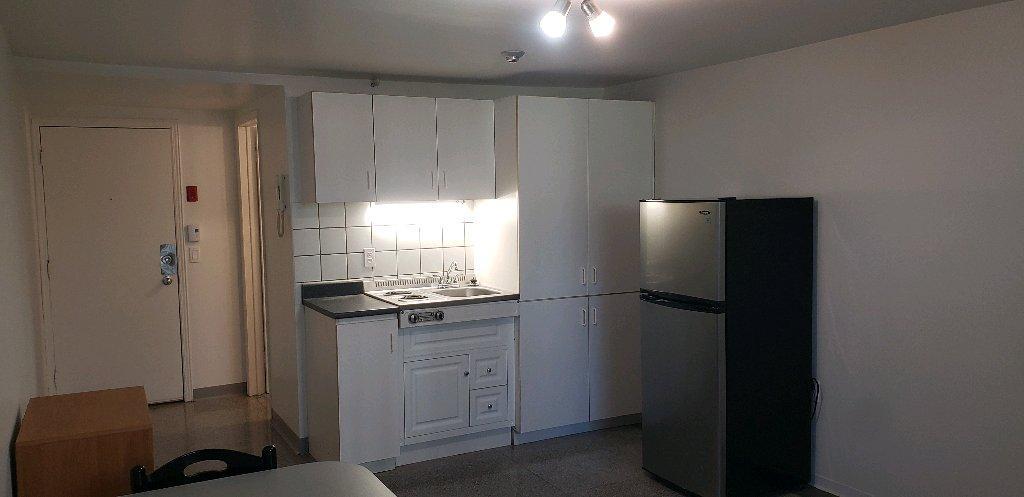 1 1/2 Chauffé,Éclairé,Semi-meublé. intercom, Wi-Fi $ | 3284128