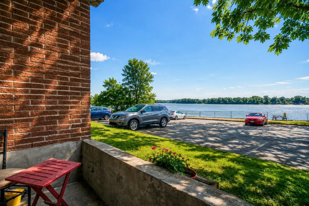 🏡 Disponible maintenant – Grand 3 ½ fraîchement rénové, vue sur l'eau, Ouest de l'Ile | 3284149
