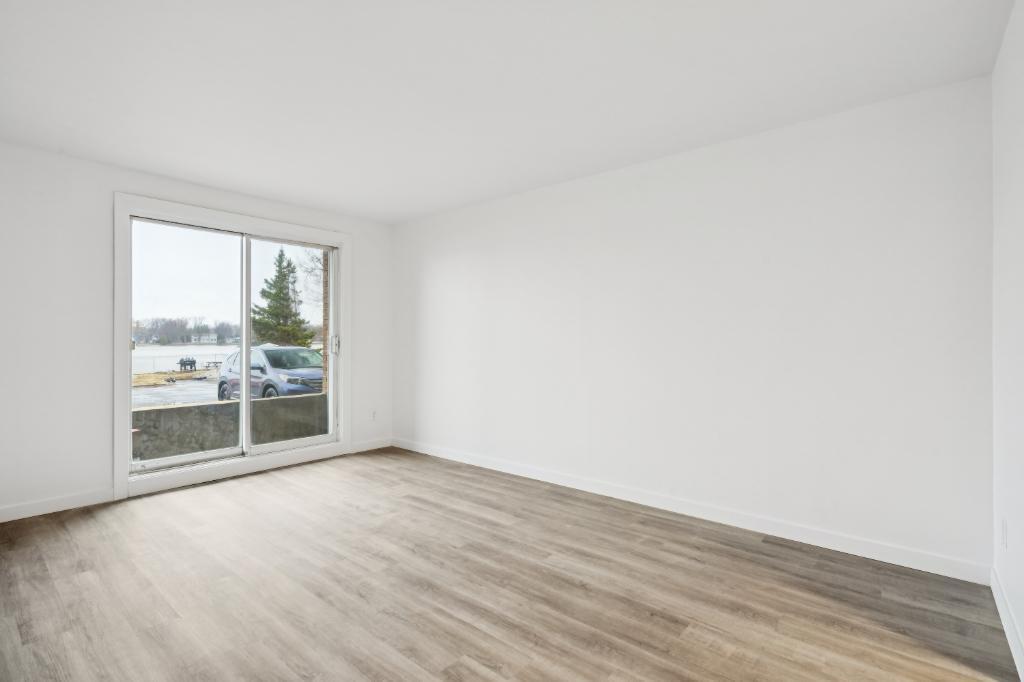 🏡 Disponible maintenant – Grand 3 ½ fraîchement rénové, vue sur l'eau, Ouest de l'Ile | 3284149