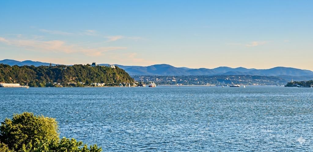 Vue fleuve 180° — Unité de prestige avec solarium, immense patio et terrain | 3285761