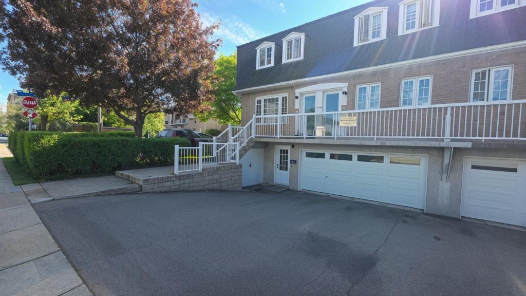 Grand 6 1/2 sur 2 étages avec garage double | 3284959