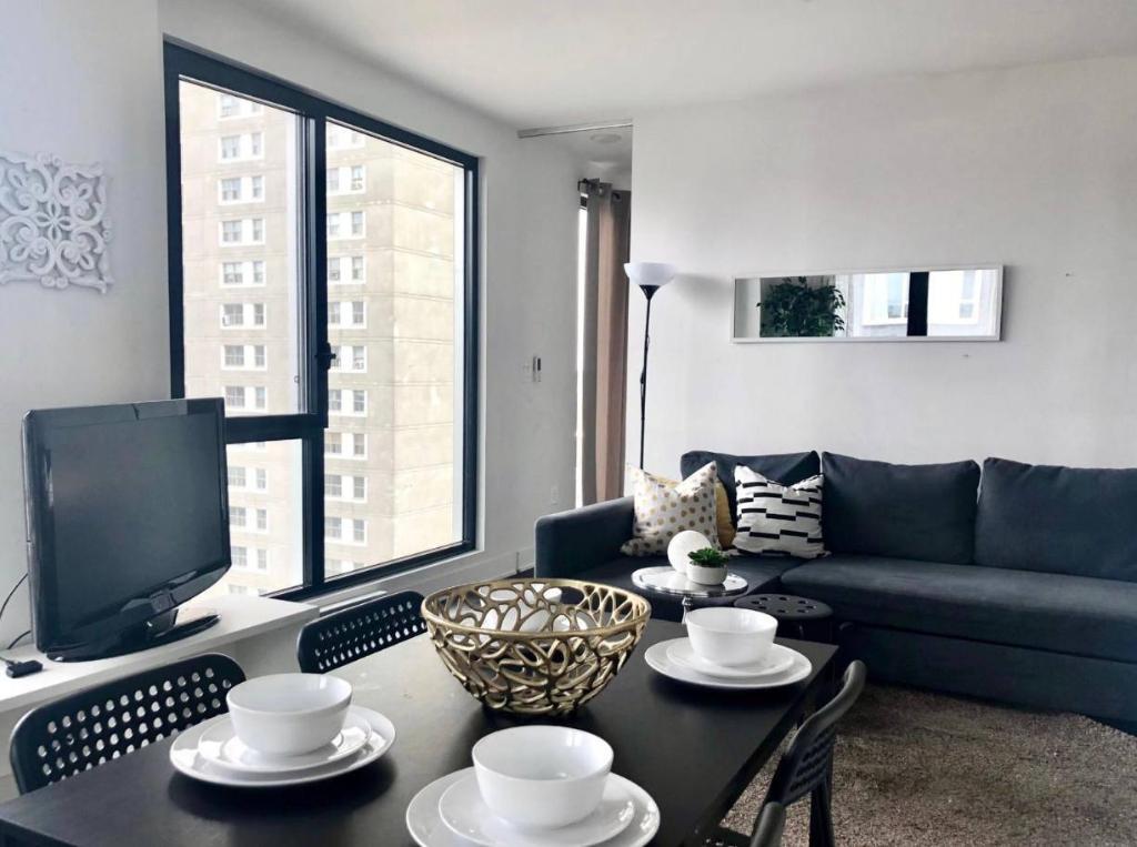 Fully Furnished 2-Bedroom Condo – Downtown Montreal | 3284963