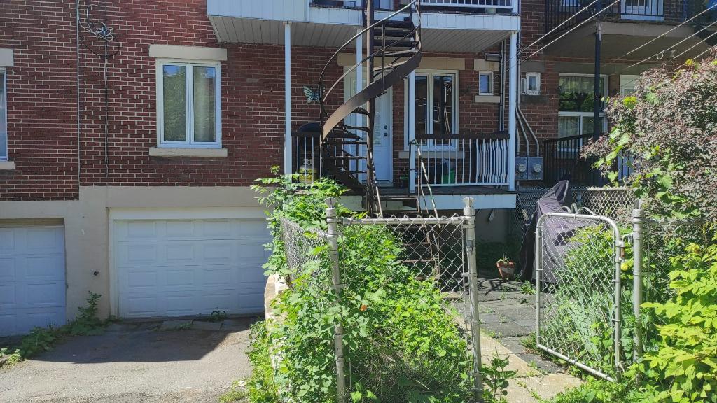 Cession de bail : Spacieux appartement sur 2 étages avec garage | Face au parc | Métro Sauvé | 3284972
