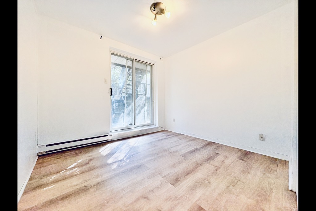 Appartement 2 Chambres – Demi Sous-sol – | 3285410