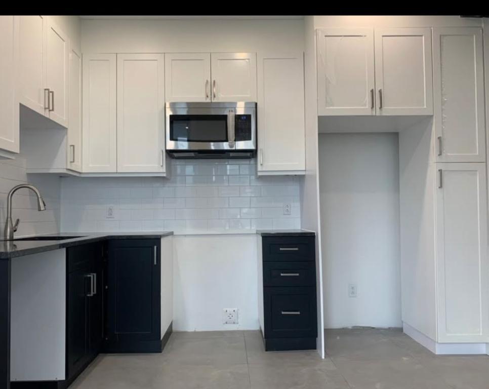 Apartement à louer / Apartment for Rent (top floor) | 3285770