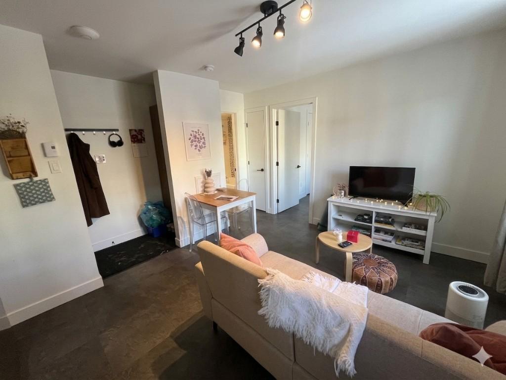 Grand 2 1/2 rénové | 3286178