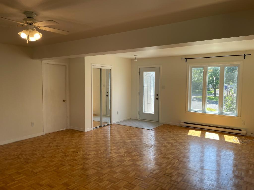 Grand 5 ½ + sous-sol fini, garage et cours dans un secteur paisible de Sainte-Julie | 3286813