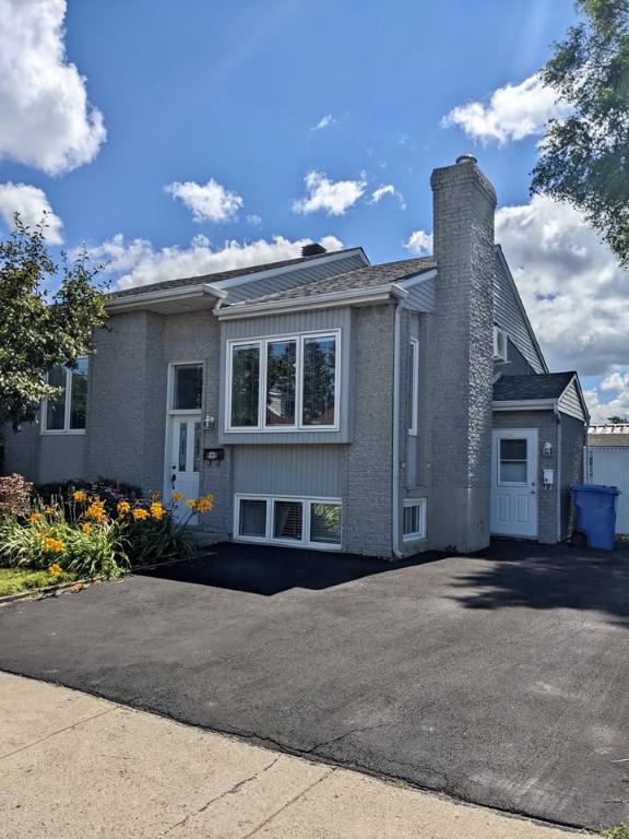 Beau 3 1/2 meublé Saint-Hubert, Stationnement inclus | 3287344