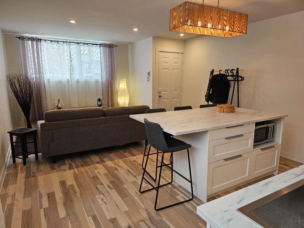 JUILLET ** Magnifique 3 1/2 rénové / Face au Parc St-Clément | 3287371
