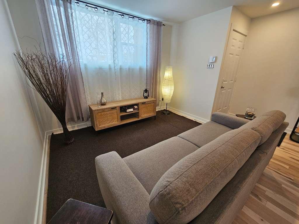 JUILLET ** Magnifique 3 1/2 rénové / Face au Parc St-Clément | 3287371