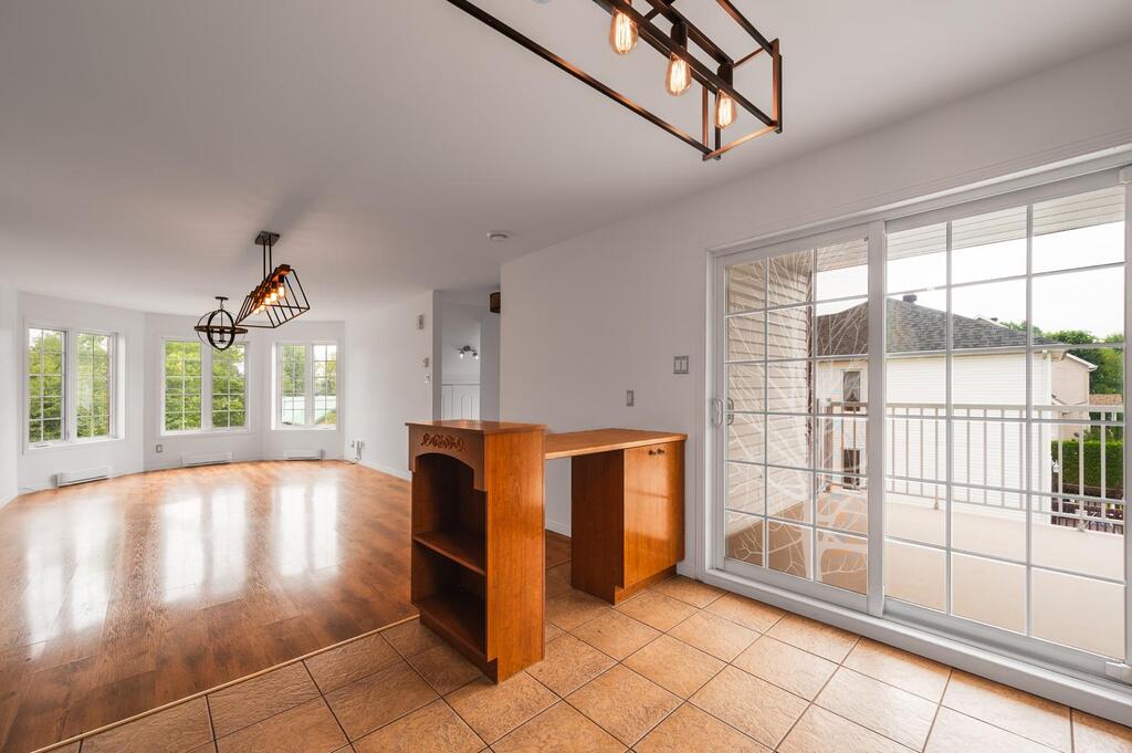 Libre ! Haut De Triplex 5 1/2 Rénové | 3287935