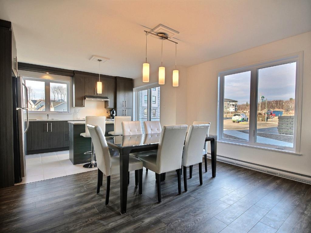 Superbe 4 1/2 + B, LÉVIS, (St-David), 3ième étage, air clim, 2 STATIONNEMENTS EXTÉRIEURS INCLUS, LIBRE LE 1ier juillet 2026. | 3288817