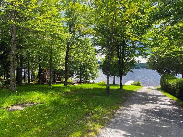 Grand Lac St-François, Lambton. Beau terrain prêt à construire de 40 091 pi.ca. Vue sur le lac, ACCÈS notarié, plage, descente de bateau bétonnée. | 3296175