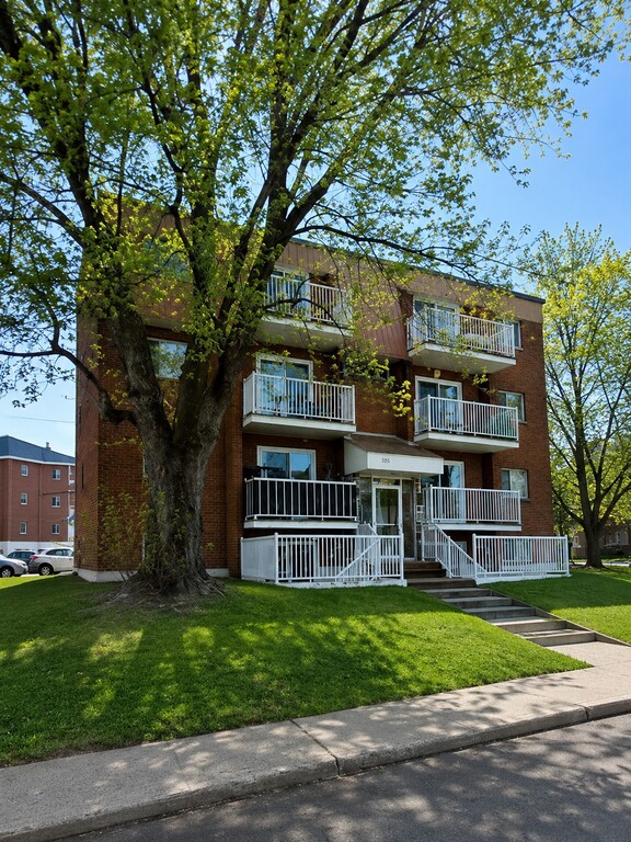 GRAND 4 ½ AU 2E ÉTAGE | STATIONNEMENT IN | 3289609