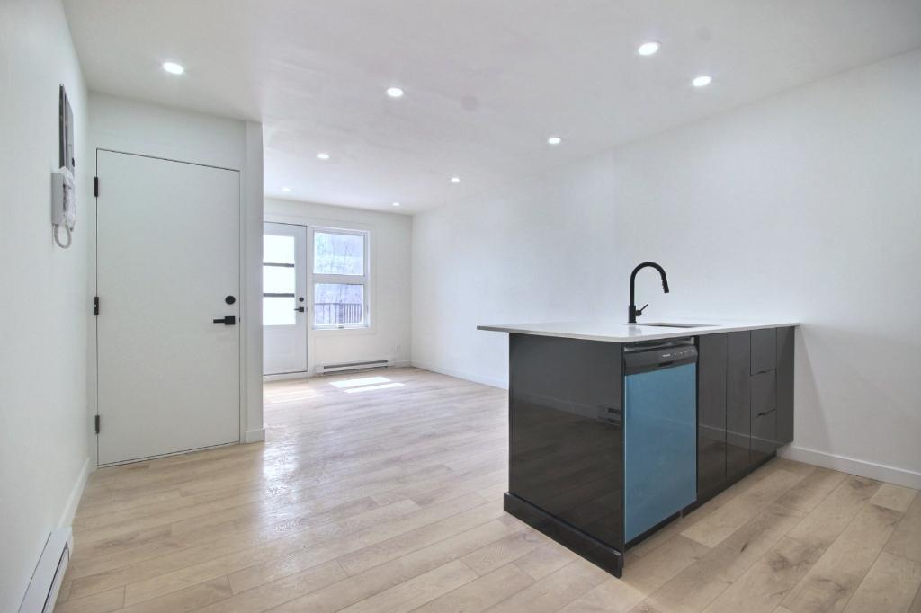 RENOVÉ - 1 CHAMBRE A COUCHER AVEC JARDIN ET WALK-IN | 3290696