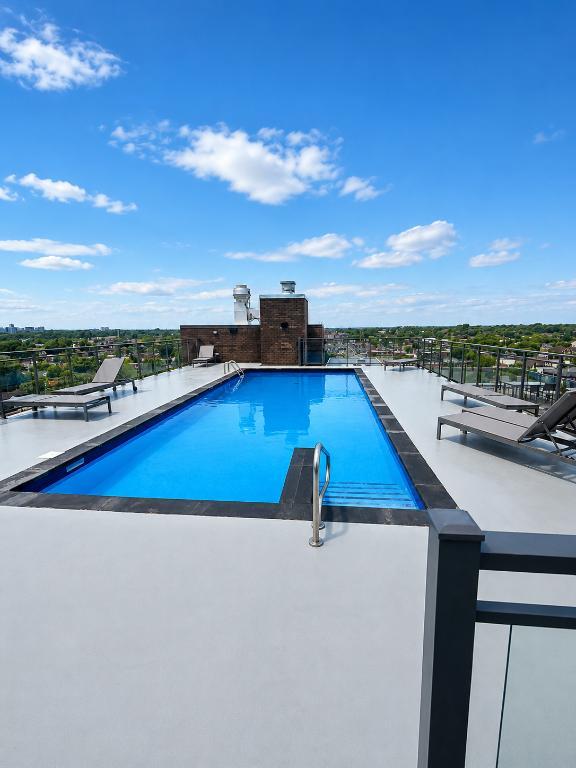 Condo locatif — 4½ neuf, jamais habité — Piscine sur le toit — Au pied du métro Cartier, Laval | 3290746