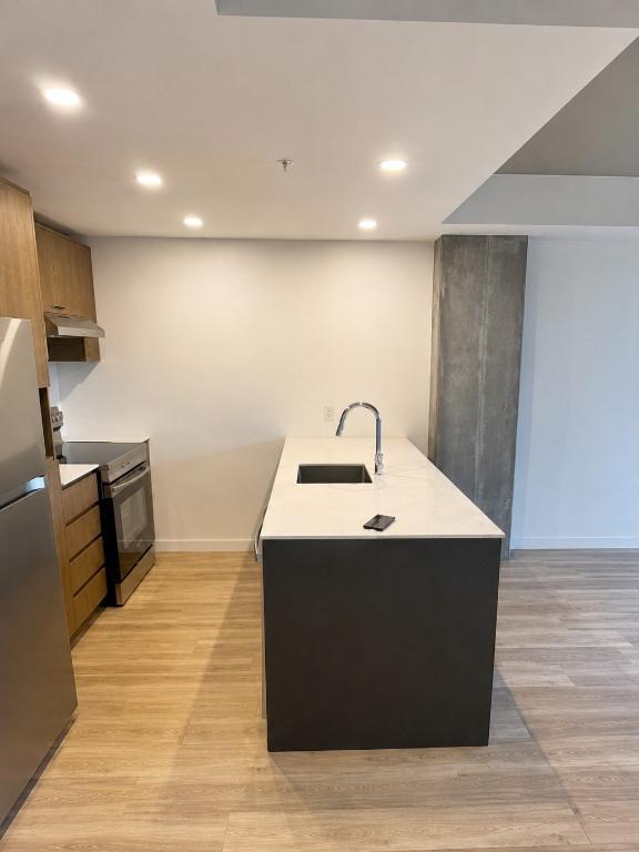 Condo locatif — 4½ neuf, jamais habité — Piscine sur le toit — Au pied du métro Cartier, Laval | 3290746