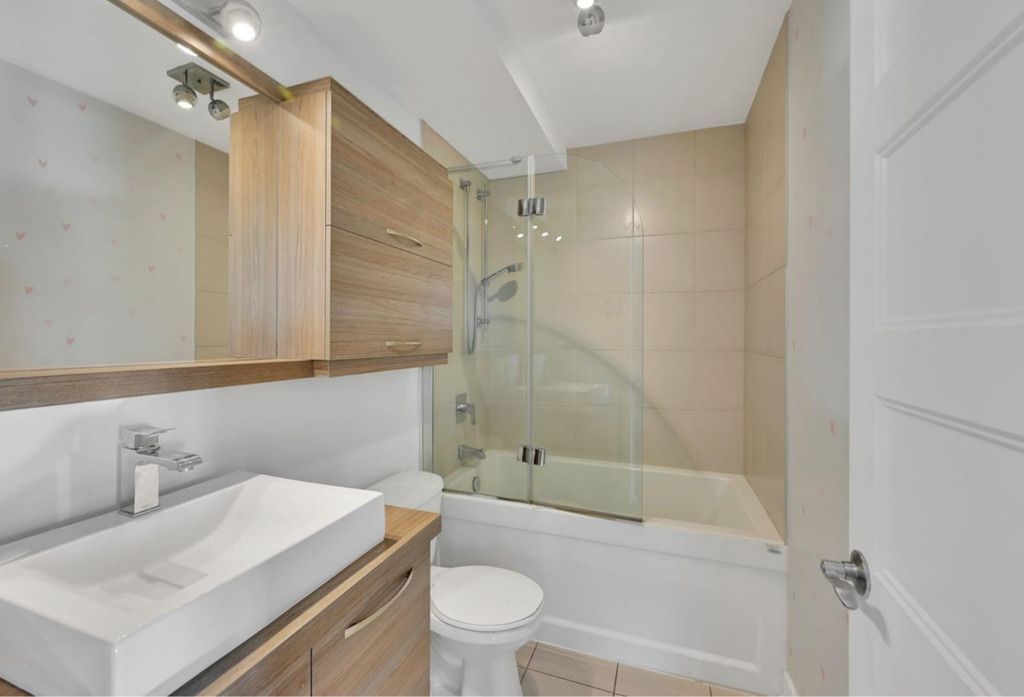 Condo à Louer | 3291376