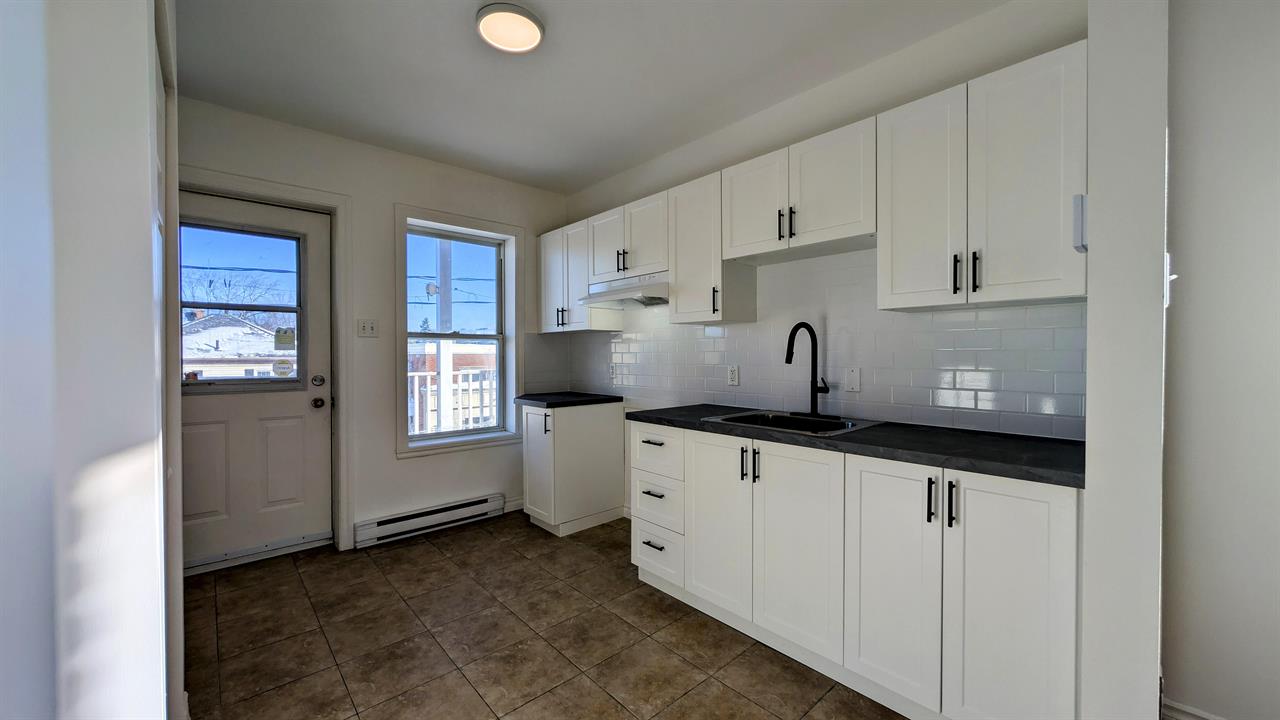 Immeuble - 548-558 King Est 4 ½ à Louer à Sherbrooke - Près Du Cégep De Sherbrooke | 3298208