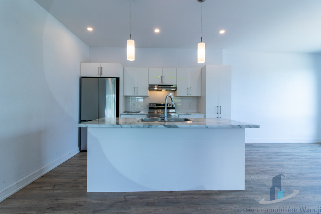 Appartement à Louer 848 Rue Saint-Louis | 3291627