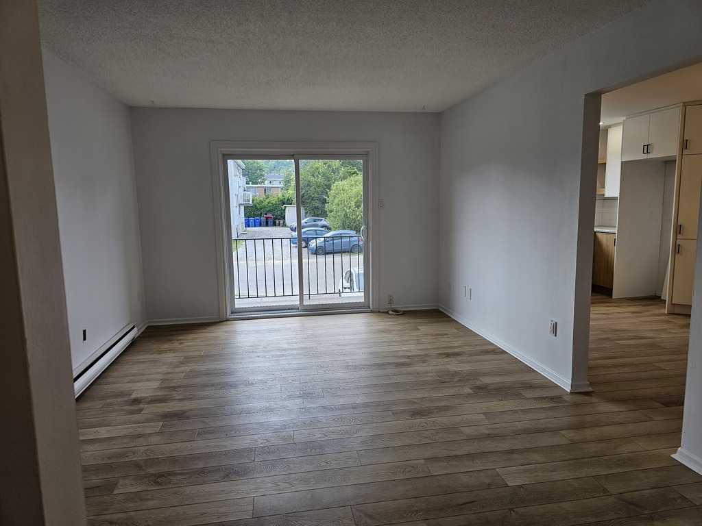 Mont-bleu, Rénové, 1er étage, Balcon | 3291778