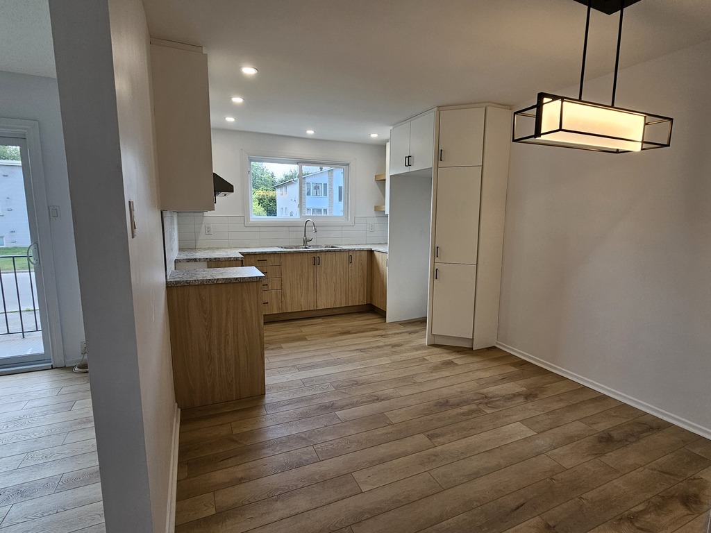 Mont-bleu, Rénové, 1er étage, Balcon | 3291778