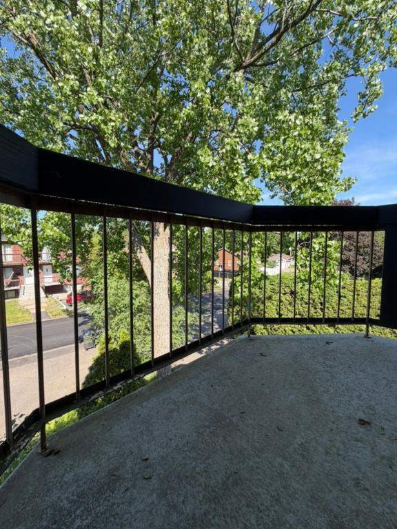 GRAND 3 ½ BORD DE L'EAU À ROSEMÈRE,_LIBRE_STATIONNEMENT_LUMINEUX_RÉNOVÉE_ FRAIS PEINT | 3292334