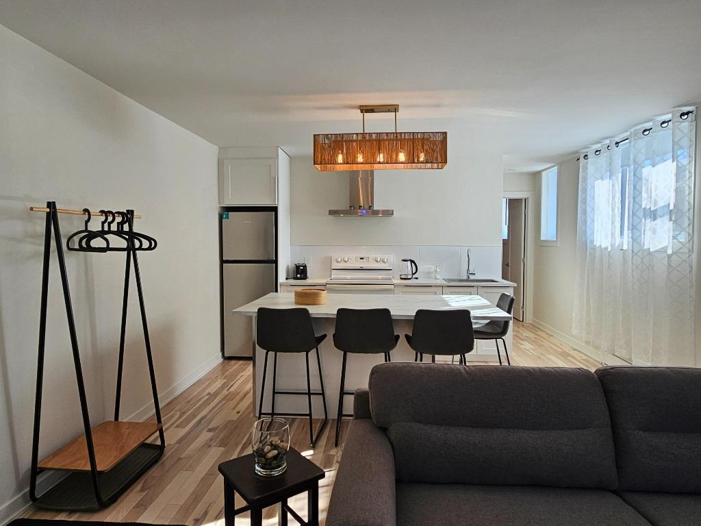DISPONIBLE - Magnifique 3 1/2 rénové + cour + meubles @ louer | 3292394