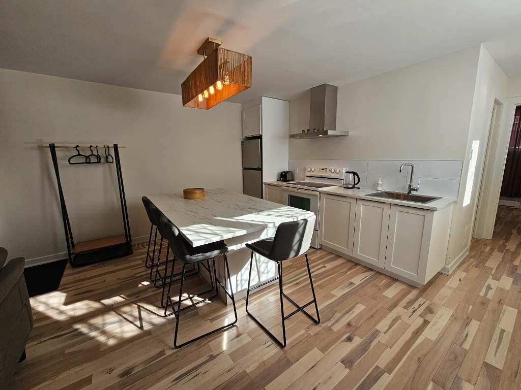 DISPONIBLE - Magnifique 3 1/2 rénové + cour + meubles @ louer | 3292394