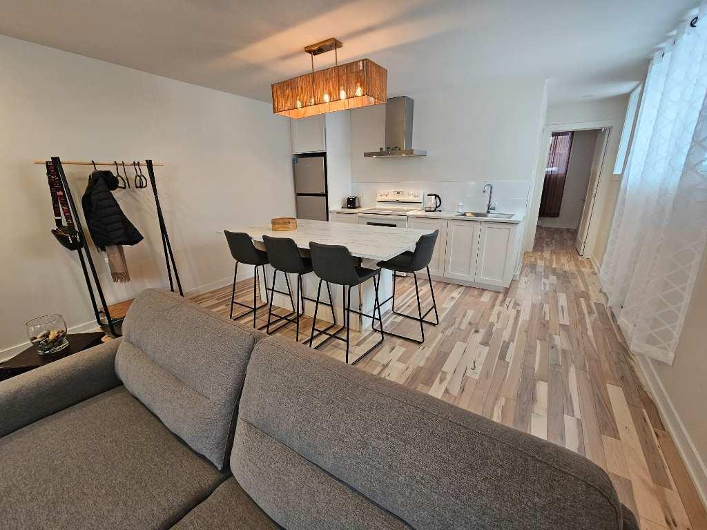DISPONIBLE - Magnifique 3 1/2 rénové + cour + meubles @ louer | 3292394