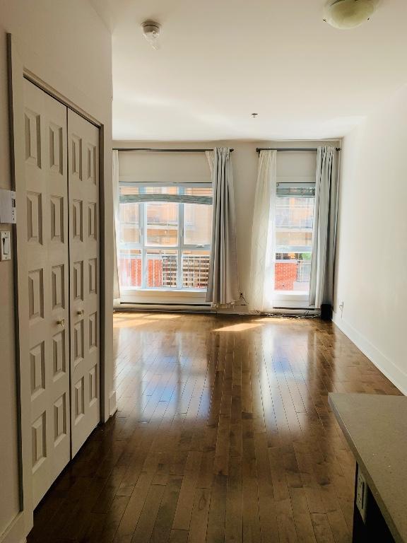 Grand studio au centre-ville avec un stationnement au garage intérieur à louer à partir du 1e juillet | 3292487