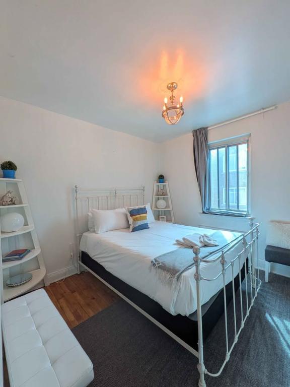 Grand 4 1/2 a louer Rue Van Horne JUILLET Chauffage et eau chaude inclus CDN NDG | 3292499