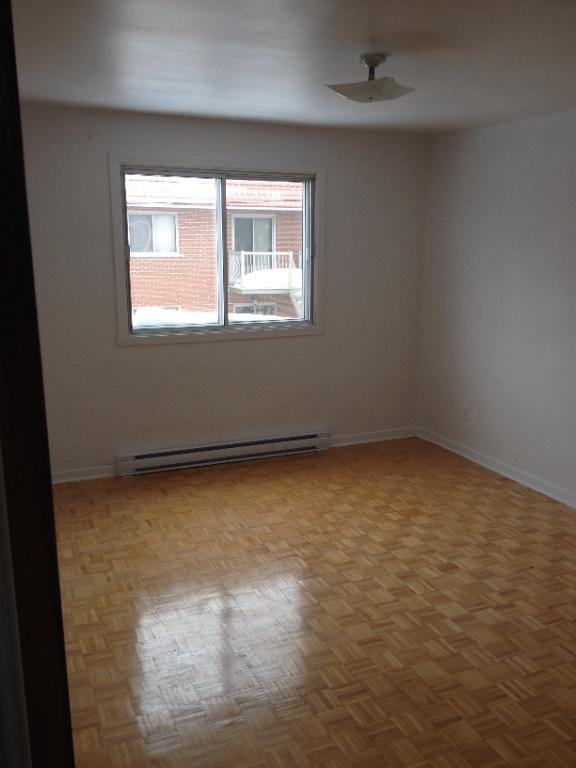 Très grand, 4 1/2 (2e étage de 5 plex ) non chauffé a louer | 3292509