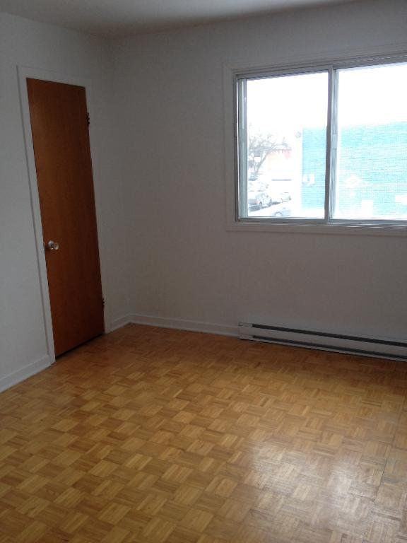 Très grand, 4 1/2 (2e étage de 5 plex ) non chauffé a louer | 3292509